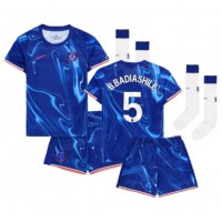 Camiseta Chelsea Benoit Badiashile #5 Primera Equipación para niños 2024-25 manga corta (+ pantalones cortos)